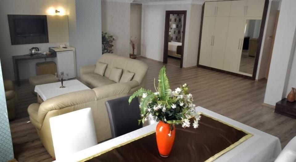 Suite | In-room safe, desk, free cribs/infant beds, free WiFi