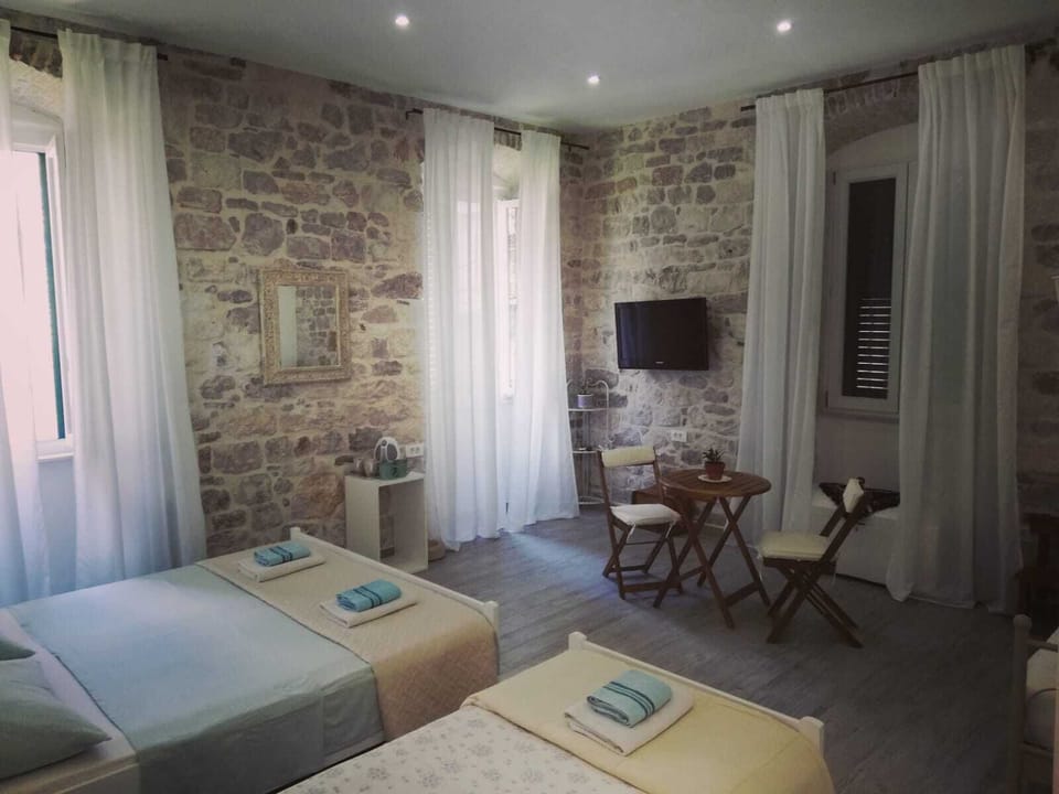 Quadruple Room | Desk, soundproofing, free WiFi, bed sheets