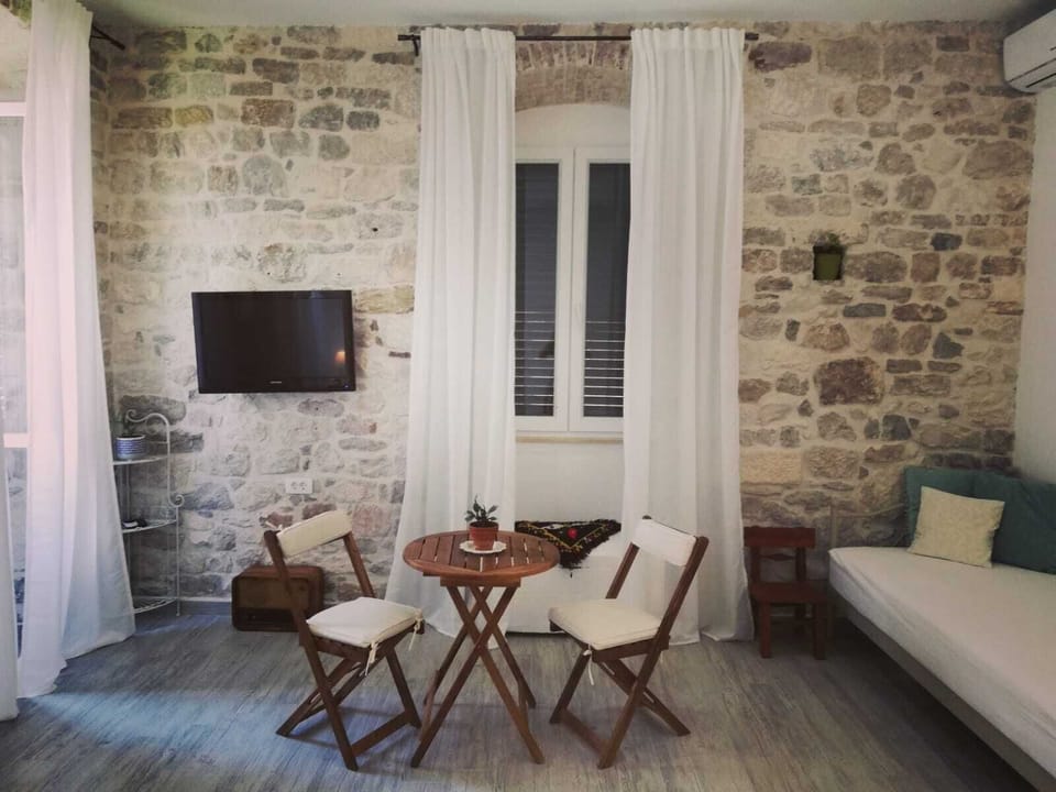Quadruple Room | Desk, soundproofing, free WiFi, bed sheets