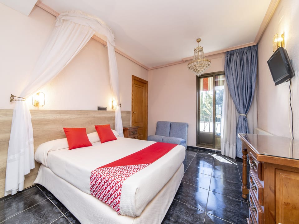 Double Room | Desk, free WiFi, bed sheets