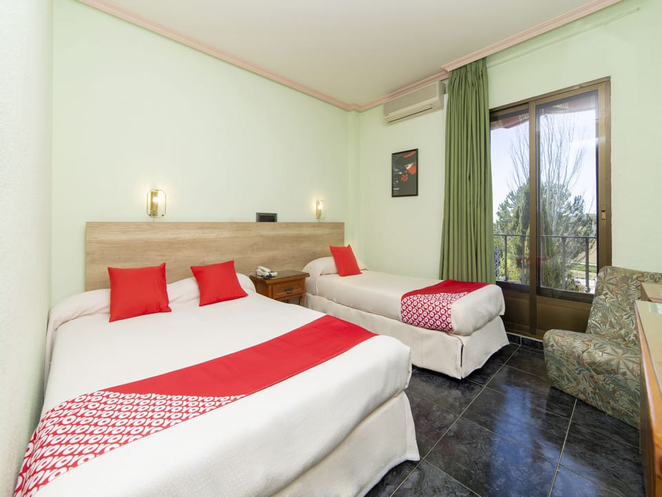 Triple Room | Desk, free WiFi, bed sheets
