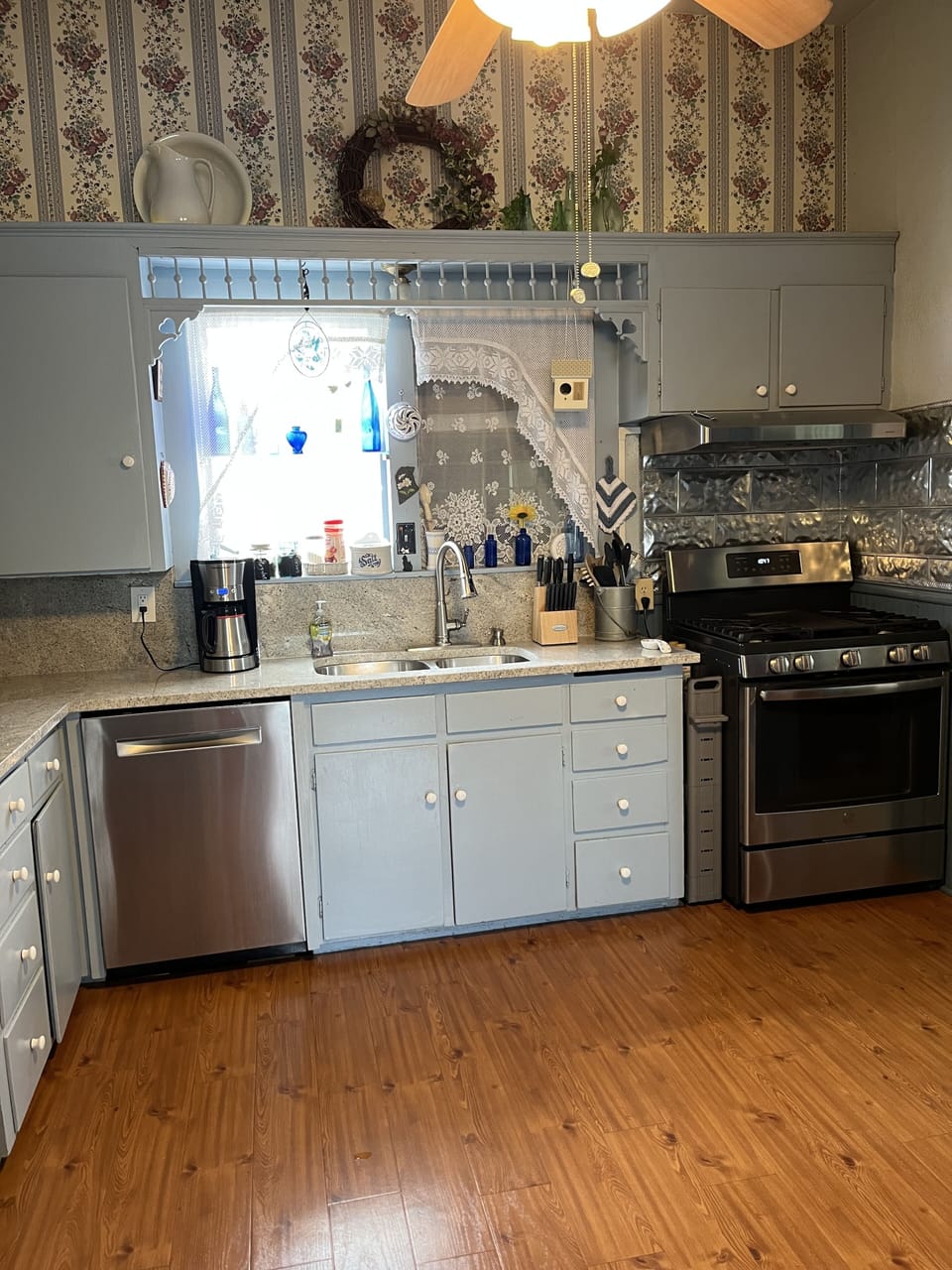 Fully equipped kitchen with modern appliances.