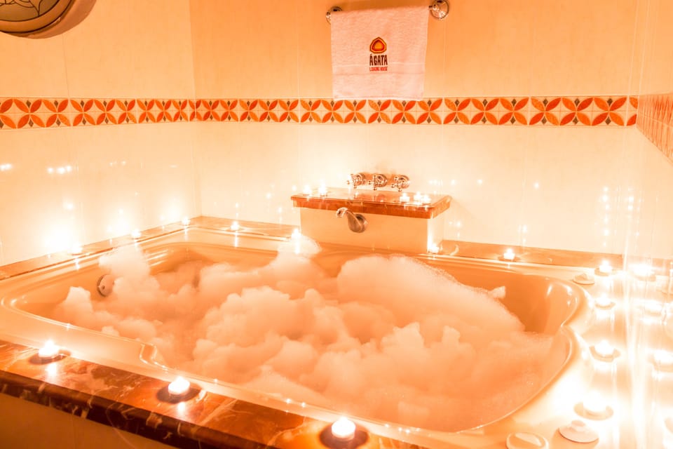 Deluxe Studio Suite, Hot Tub, Tower | Bathroom | Shower, rainfall showerhead, free toiletries, hair dryer