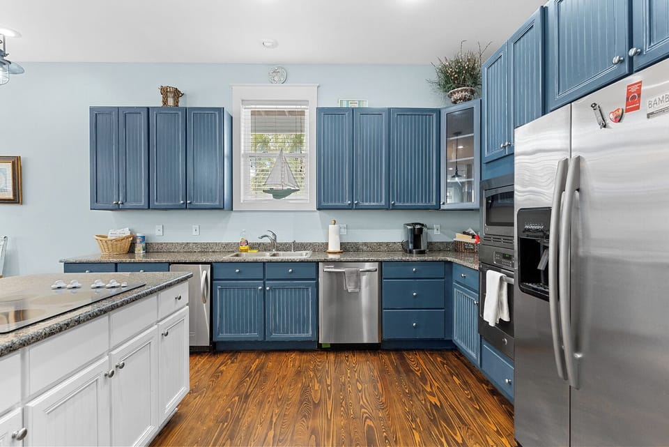 Spacious fully stocked kitchen w/ granite double ice maker lots of cabinet space