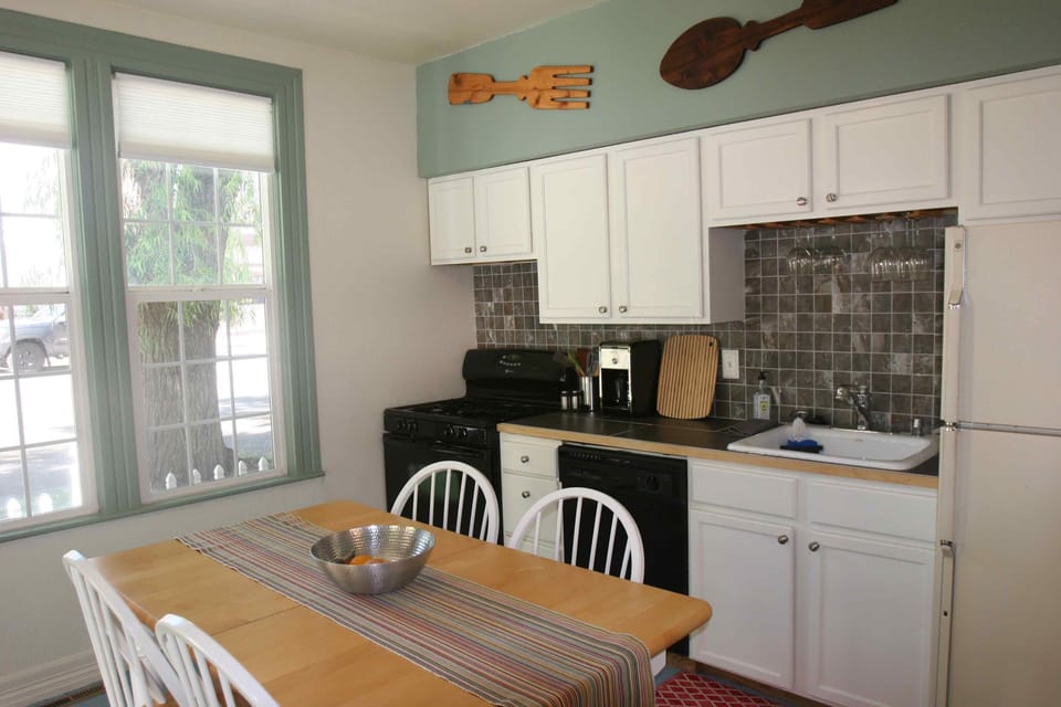 Full kitchen ready for entertaining