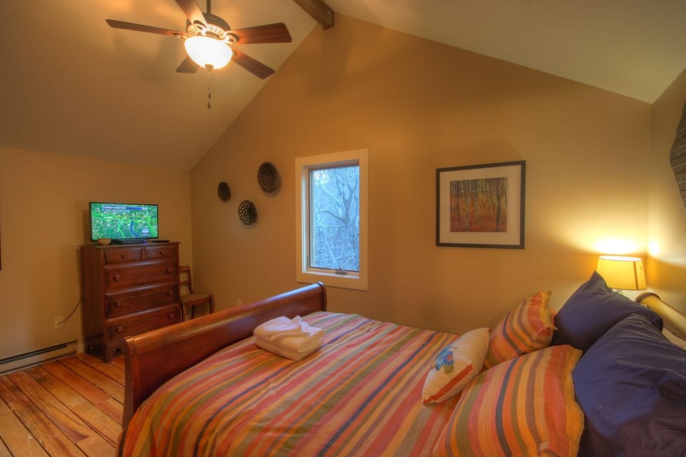 Majestic Mountain Haus Queen Master Suite with HDTV