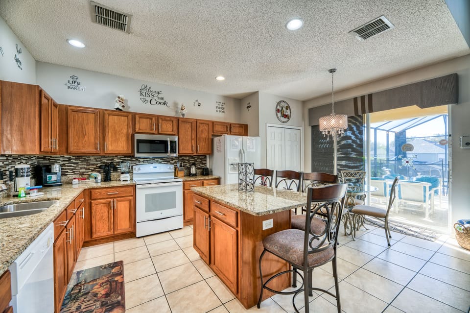 Granite kitchen with all appliances and nook area