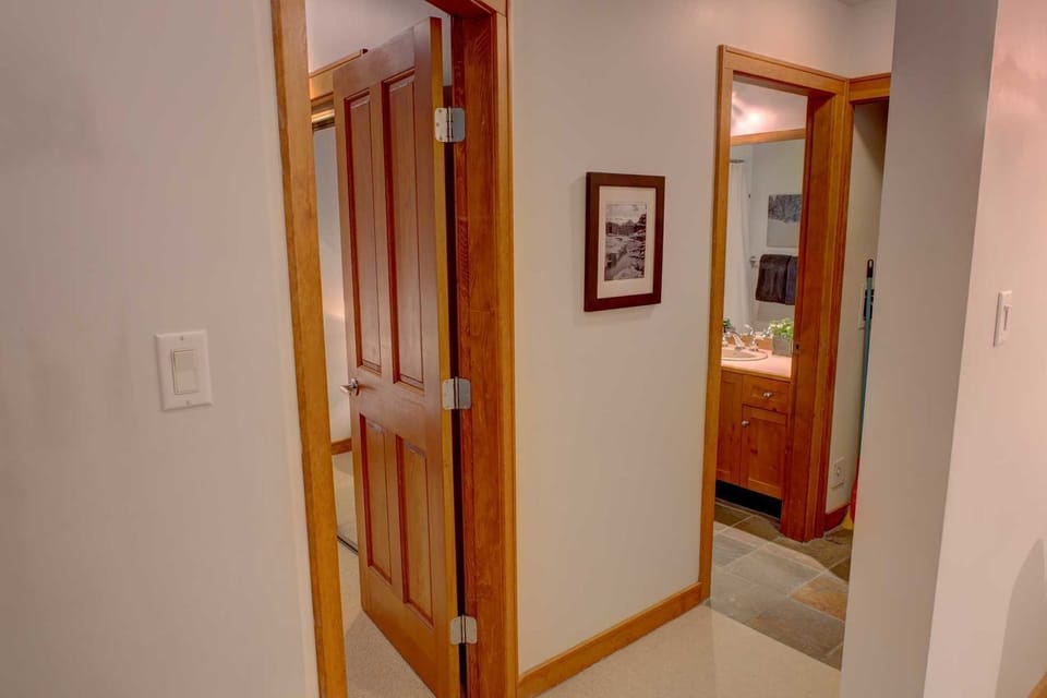 To master bedroom & bathroom