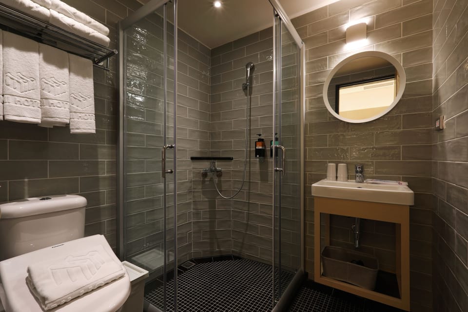 Family Room | Bathroom amenities | Shower, free toiletries, hair dryer, slippers