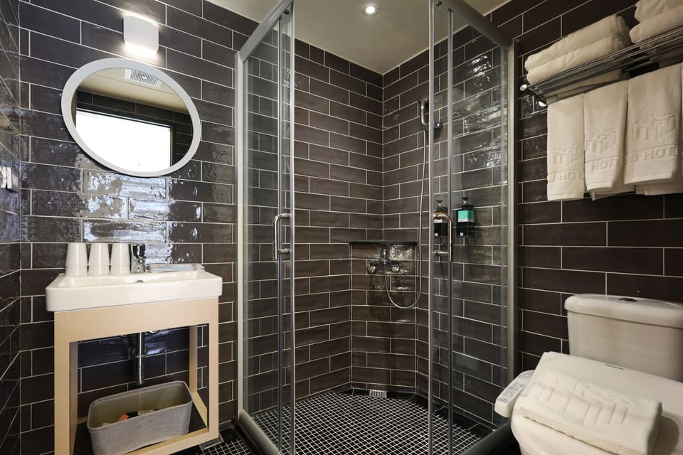 Six-People Room | Bathroom | Shower, free toiletries, hair dryer, slippers