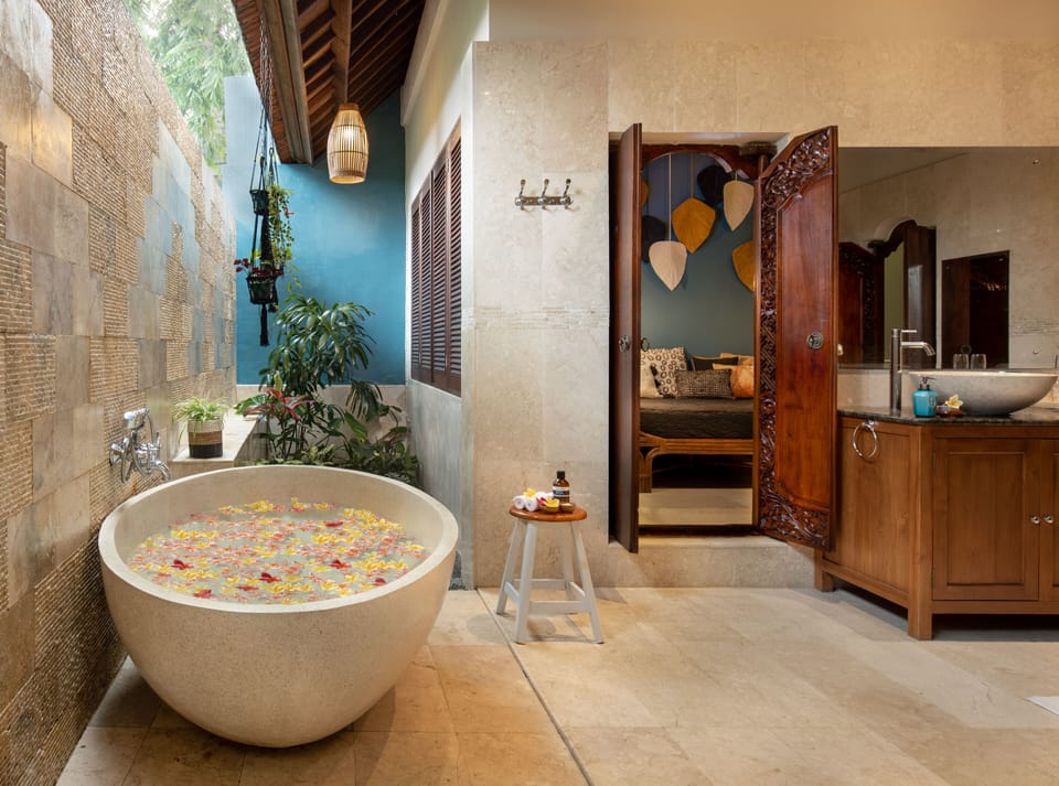 Deluxe Suite | Bathroom | Separate tub and shower, hydromassage showerhead, free toiletries