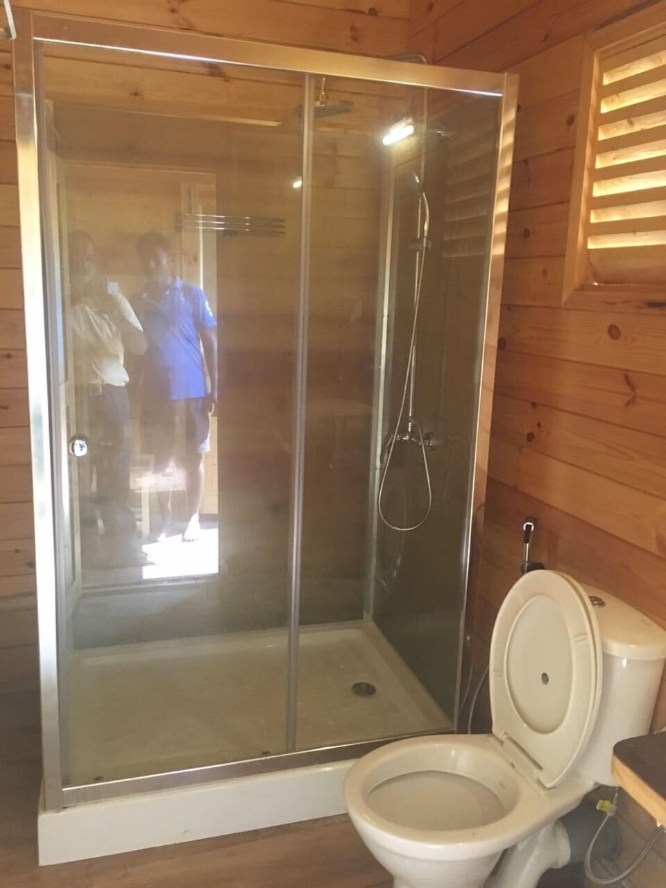 Deluxe Room Pool View (Ground Floor) | Bathroom | Free toiletries, towels