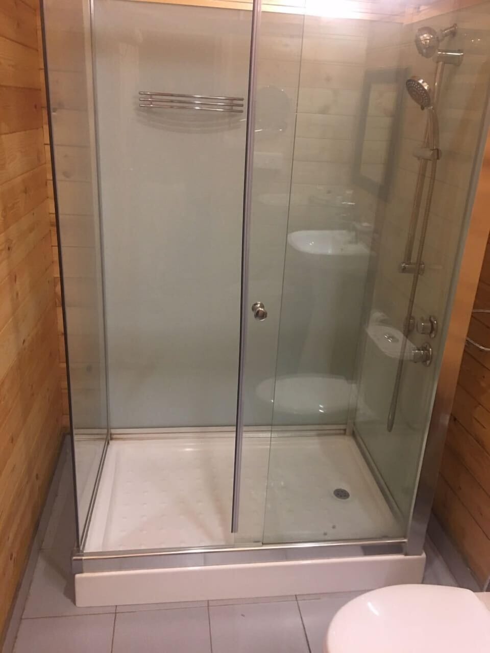 Super Deluxe Pool View (First Floor) Wooden Cottage Rooms | Bathroom | Free toiletries, towels