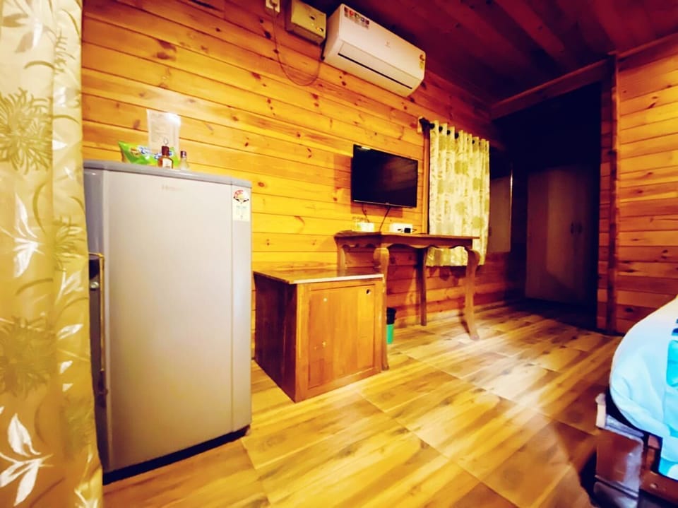 Deluxe Room Pool View (Ground Floor) | 1 bedroom, minibar, in-room safe, desk