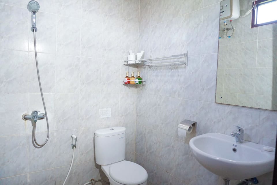 Shower, rainfall showerhead, free toiletries, hair dryer