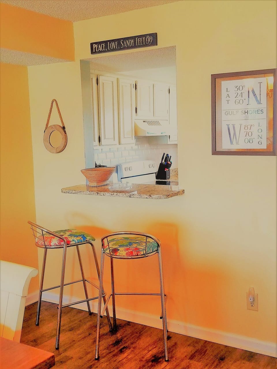 Kitchen / dining room pass through, breakfast bar