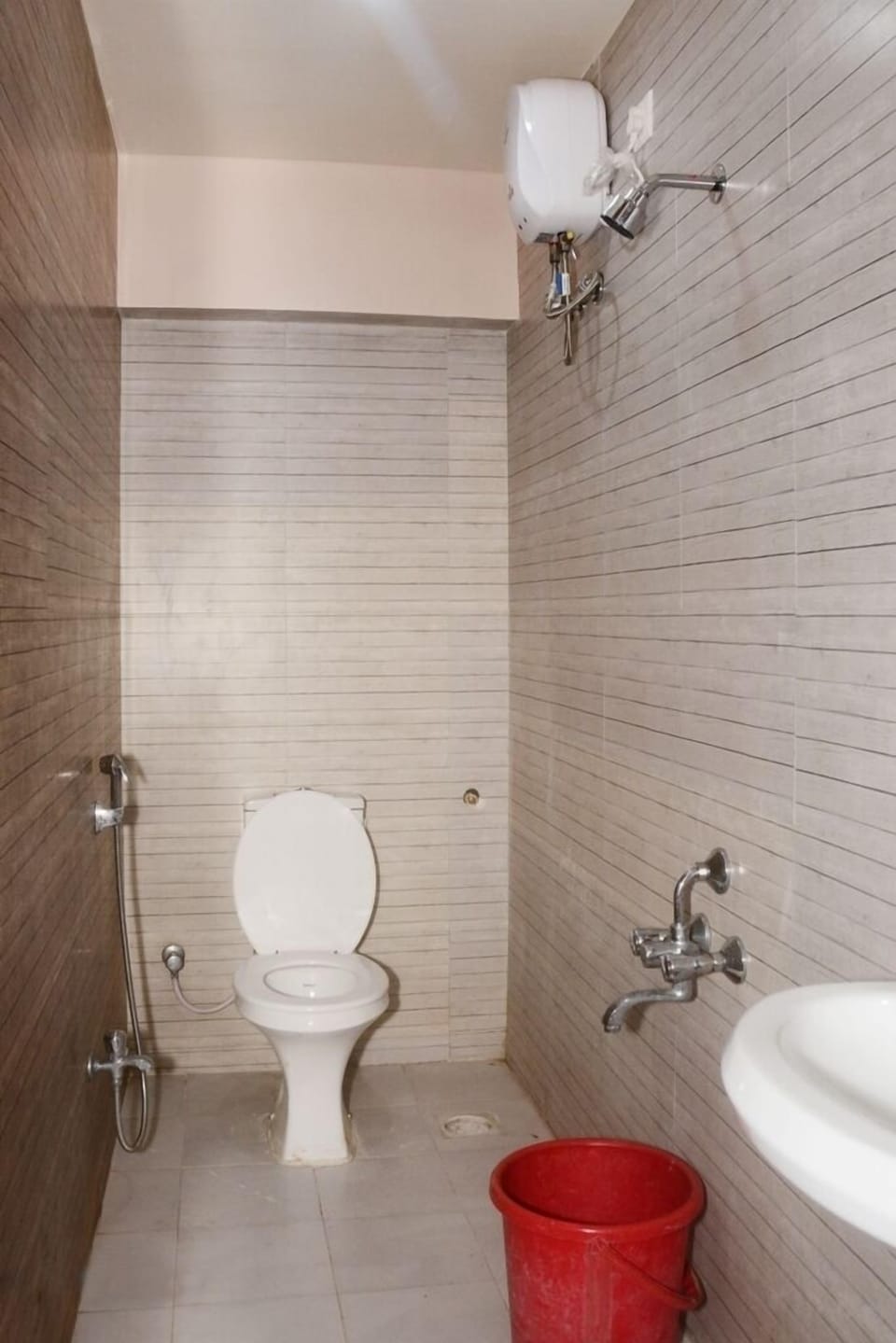 Standard Triple Room | Bathroom | Shower, free toiletries, bathrobes, towels