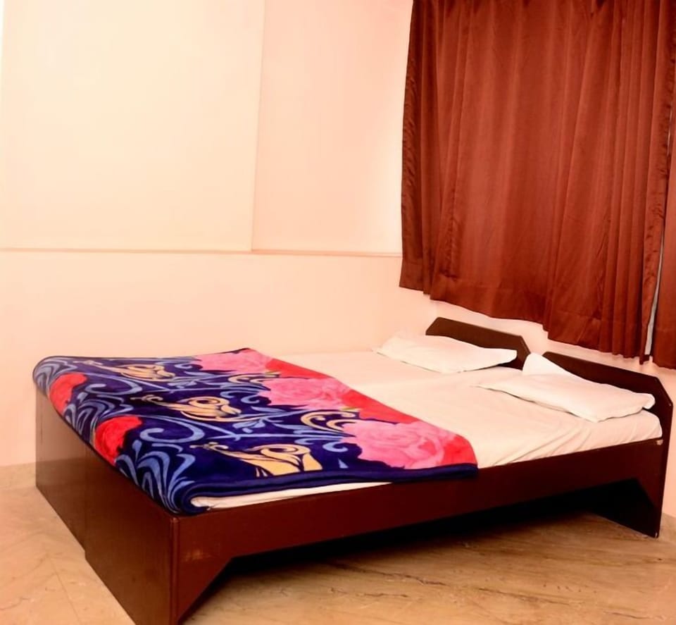 Standard Room, Non Smoking | Living room | TV