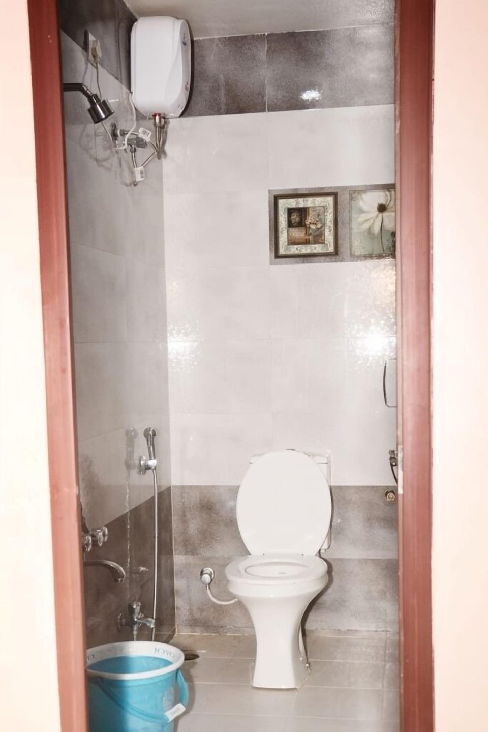 Standard Room, Non Smoking | Bathroom | Shower, free toiletries, bathrobes, towels