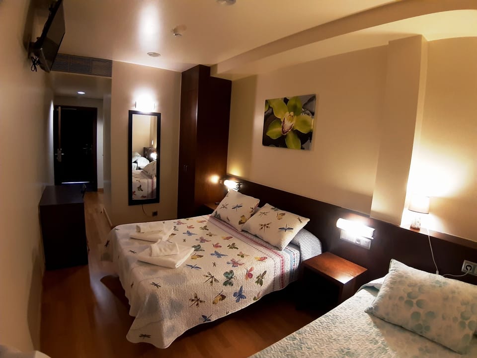 Triple Room (Adapted room) | Desk, laptop workspace, soundproofing, free WiFi