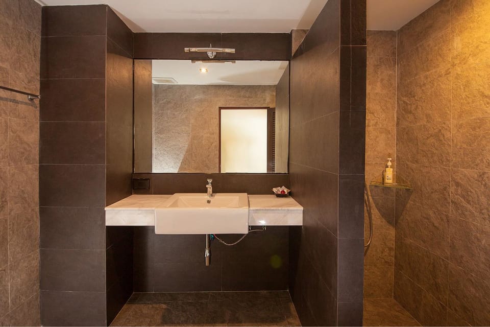 Grand Deluxe Room with Pool and Sea View | Bathroom sink