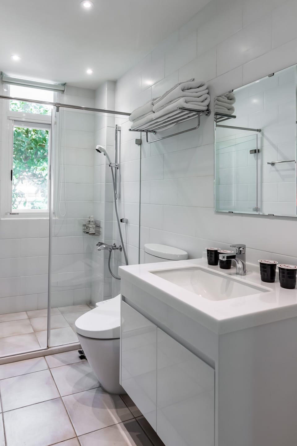 Shower, rainfall showerhead, free toiletries, hair dryer