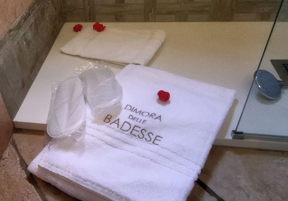 Comfort Double Room, 1 Bedroom, Non Smoking | Bathroom | Shower, free toiletries, hair dryer, slippers