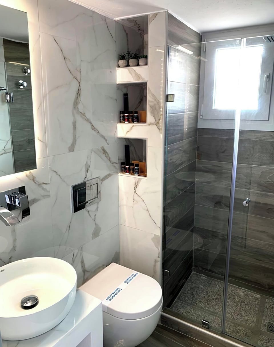 Double Room | Bathroom | Shower, free toiletries, hair dryer, slippers