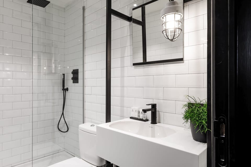 Shower, rainfall showerhead, free toiletries, hair dryer