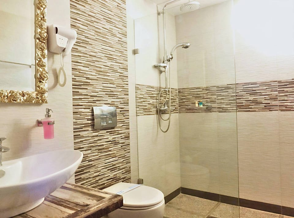 Family Studio | Bathroom | Shower, free toiletries, hair dryer, slippers