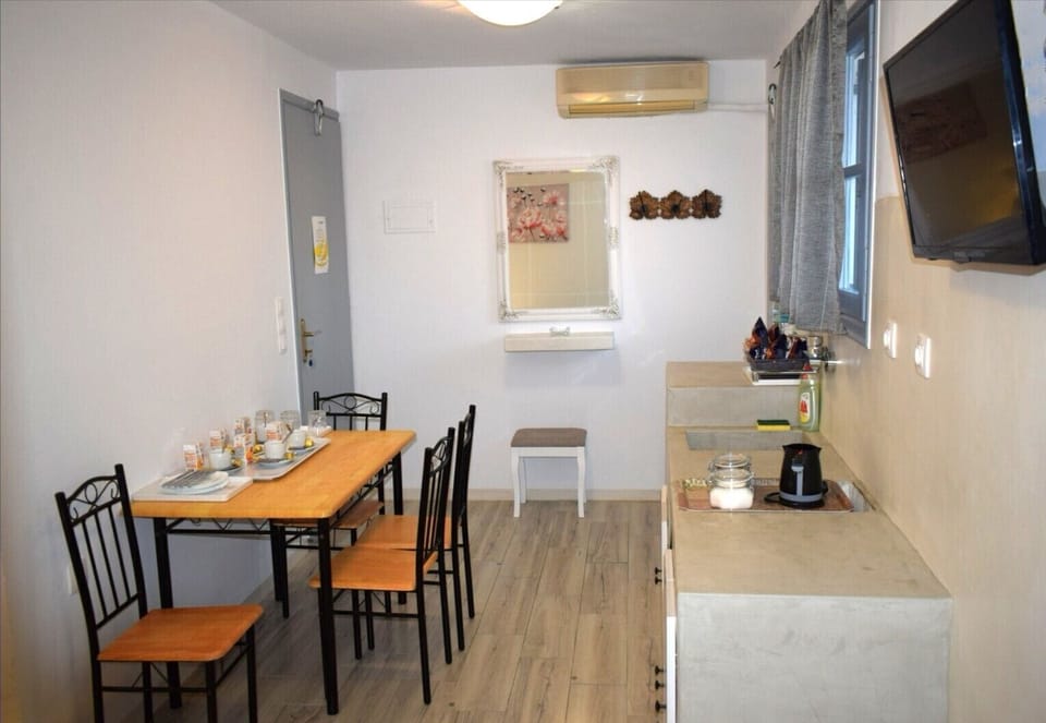 Family Studio | Private kitchen | Fridge, coffee/tea maker, electric kettle, highchair