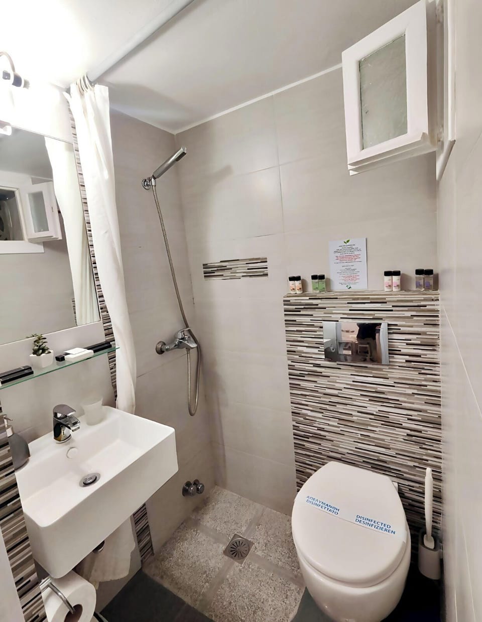 Double Room | Bathroom | Shower, free toiletries, hair dryer, slippers