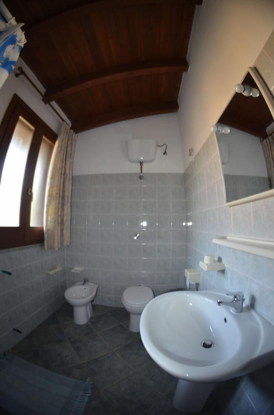 Classic Double Room | Bathroom | Shower, bidet, towels