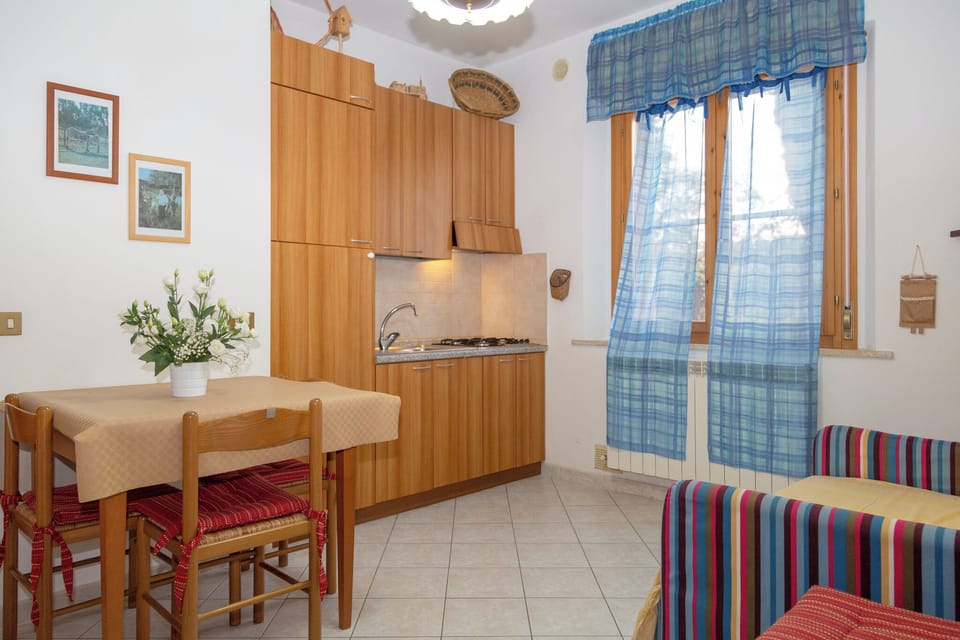 Classic Apartment, 1 Bedroom, Patio, Courtyard View | Living area | 22-inch flat-screen TV with digital channels, TV