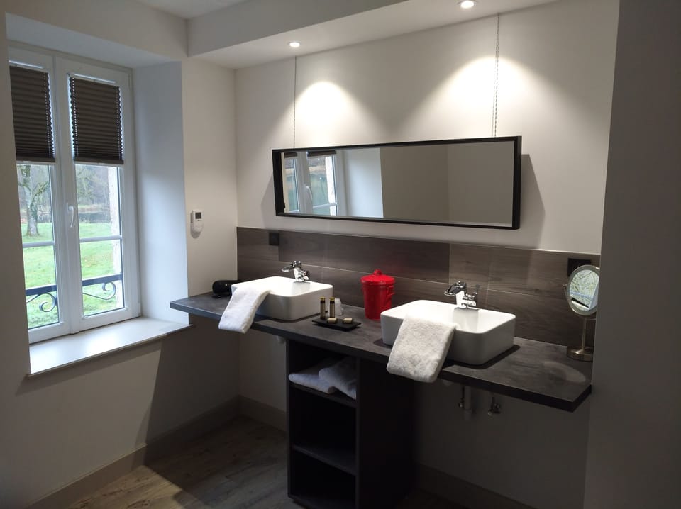Shower, rainfall showerhead, free toiletries, hair dryer