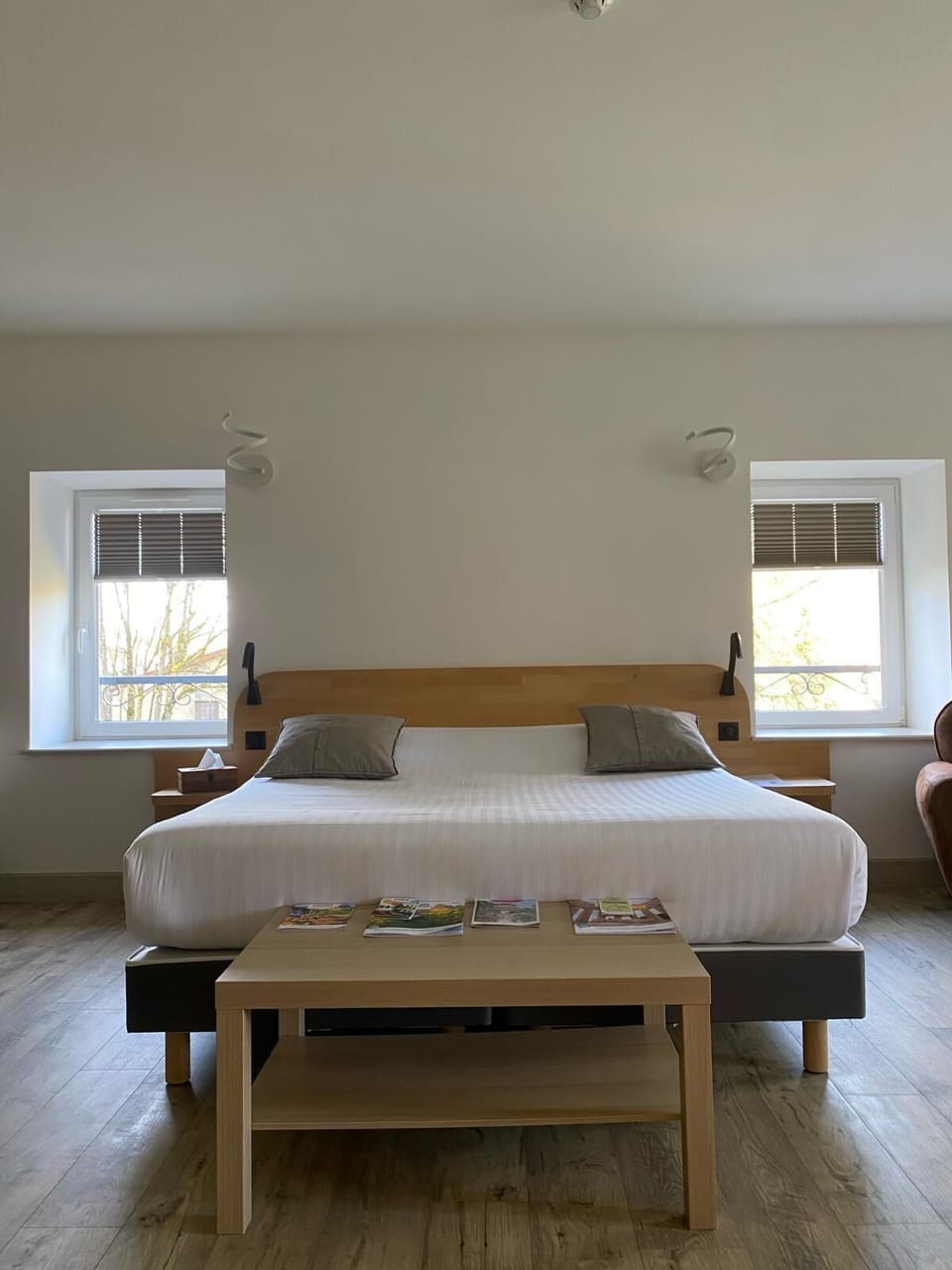 Premium bedding, desk, soundproofing, cribs (free)
