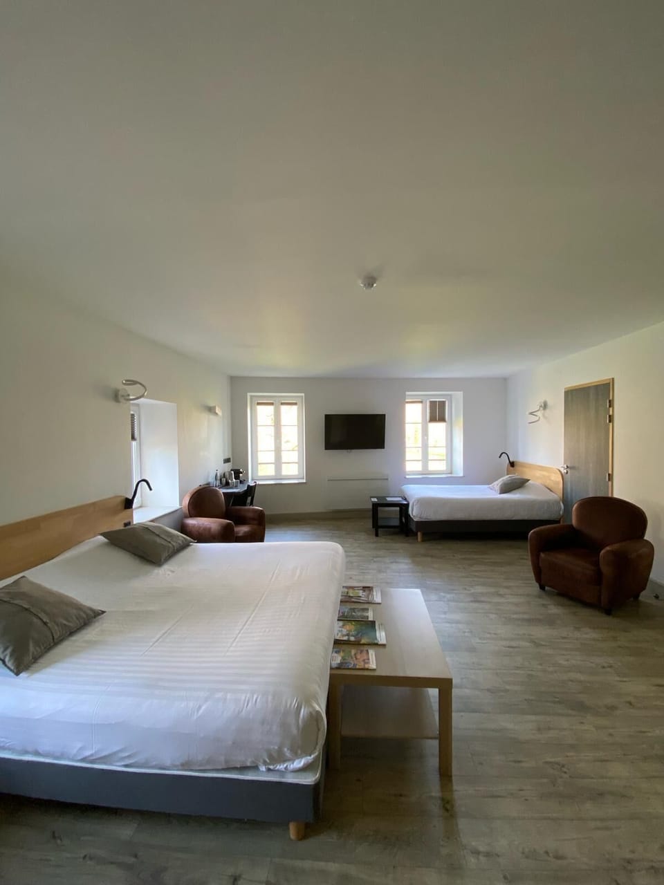 Premium bedding, desk, soundproofing, cribs (free)