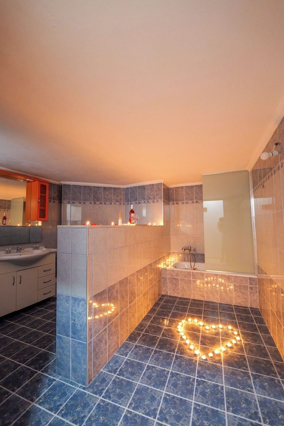 Apartment with Balcony | Bathroom | Shower, towels