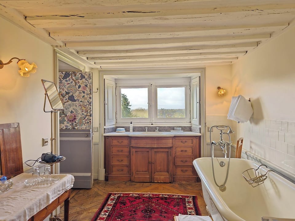 Suite (Bleue) | Bathroom | Free toiletries, hair dryer, towels