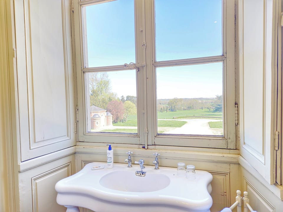 Double Room (Louis Philippe) | Bathroom | Free toiletries, hair dryer, towels