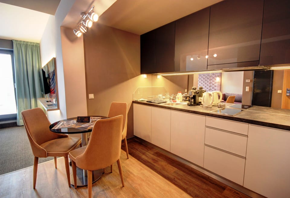 Superior studio apartment with jacuzzi | Private kitchen | Fridge, coffee/tea maker, electric kettle