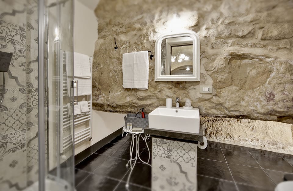 Classic Double Room | Bathroom | Shower, rainfall showerhead, free toiletries, hair dryer