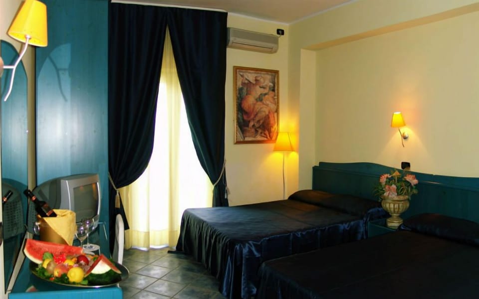 Double Room | In-room safe, desk, free WiFi, bed sheets