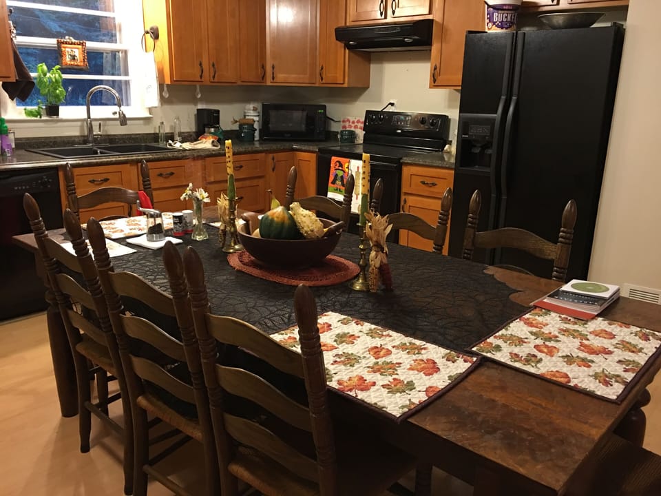 Full-size fridge, microwave, oven, stovetop