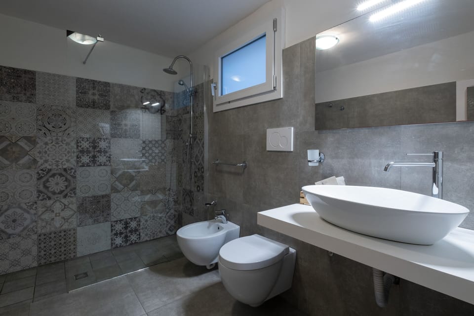 Suite (Queen) | Bathroom | Shower, free toiletries, bidet, towels