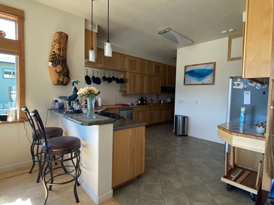 Standard Room, 1 Queen Bed, Non Smoking (Upstairs Rooms) | Shared kitchen facilities | Shared fridge, microwave