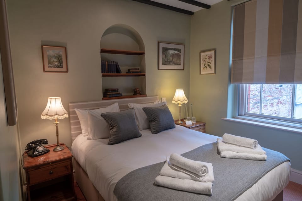Classic Double or Twin Room | Desk, iron/ironing board, free WiFi, bed sheets