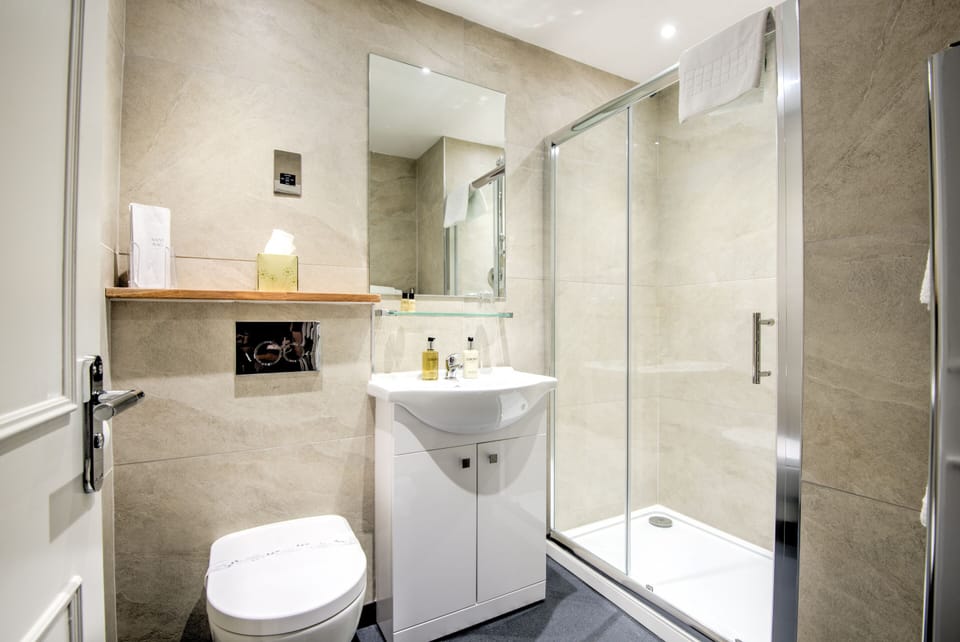 Deluxe Twin Room, Ensuite | Bathroom | Shower, free toiletries, hair dryer, towels