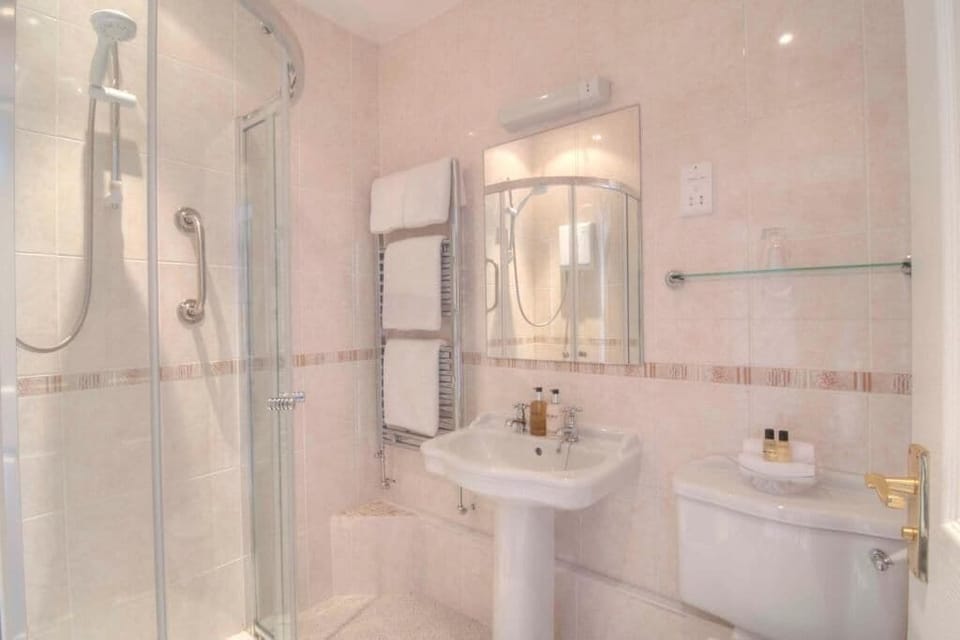 Superior Double Room, Ensuite | Bathroom | Shower, free toiletries, hair dryer, towels
