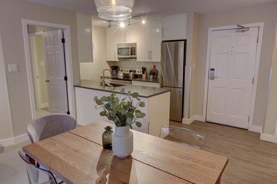 Dining & kitchen areas